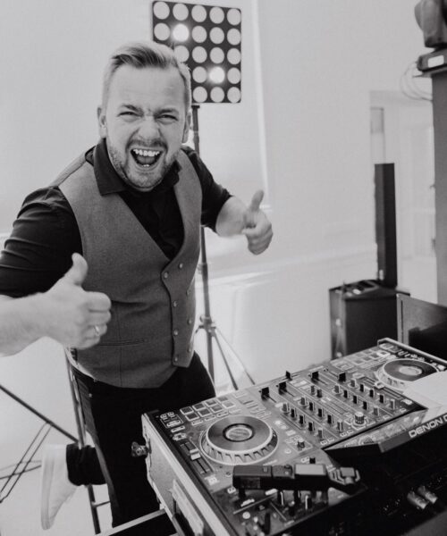 dj-ogi-czarno-biale-przy-kontrolerze-denon.jpg