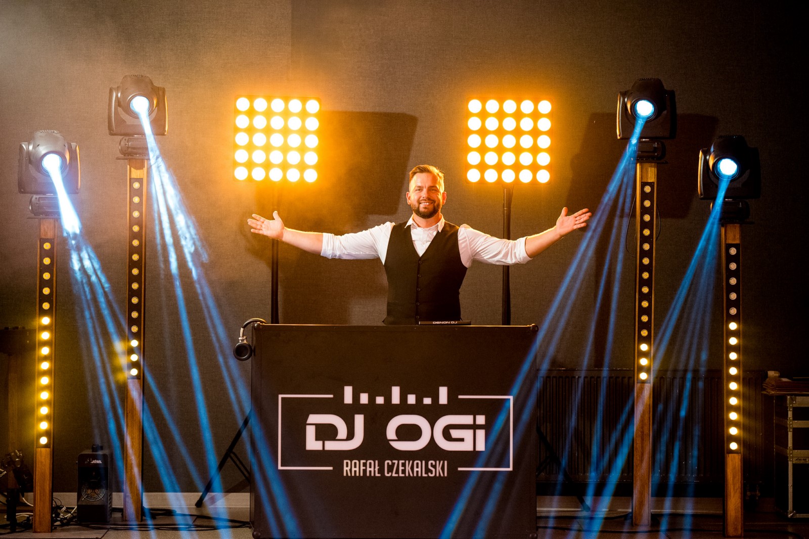 dj-ogi-stanowisko-djskie-pelne-naglosnienie-oswietlenie.jpg Stanowisko DJ-skie z brandowanym frontem oraz ruchomymi głowami i panelami LED