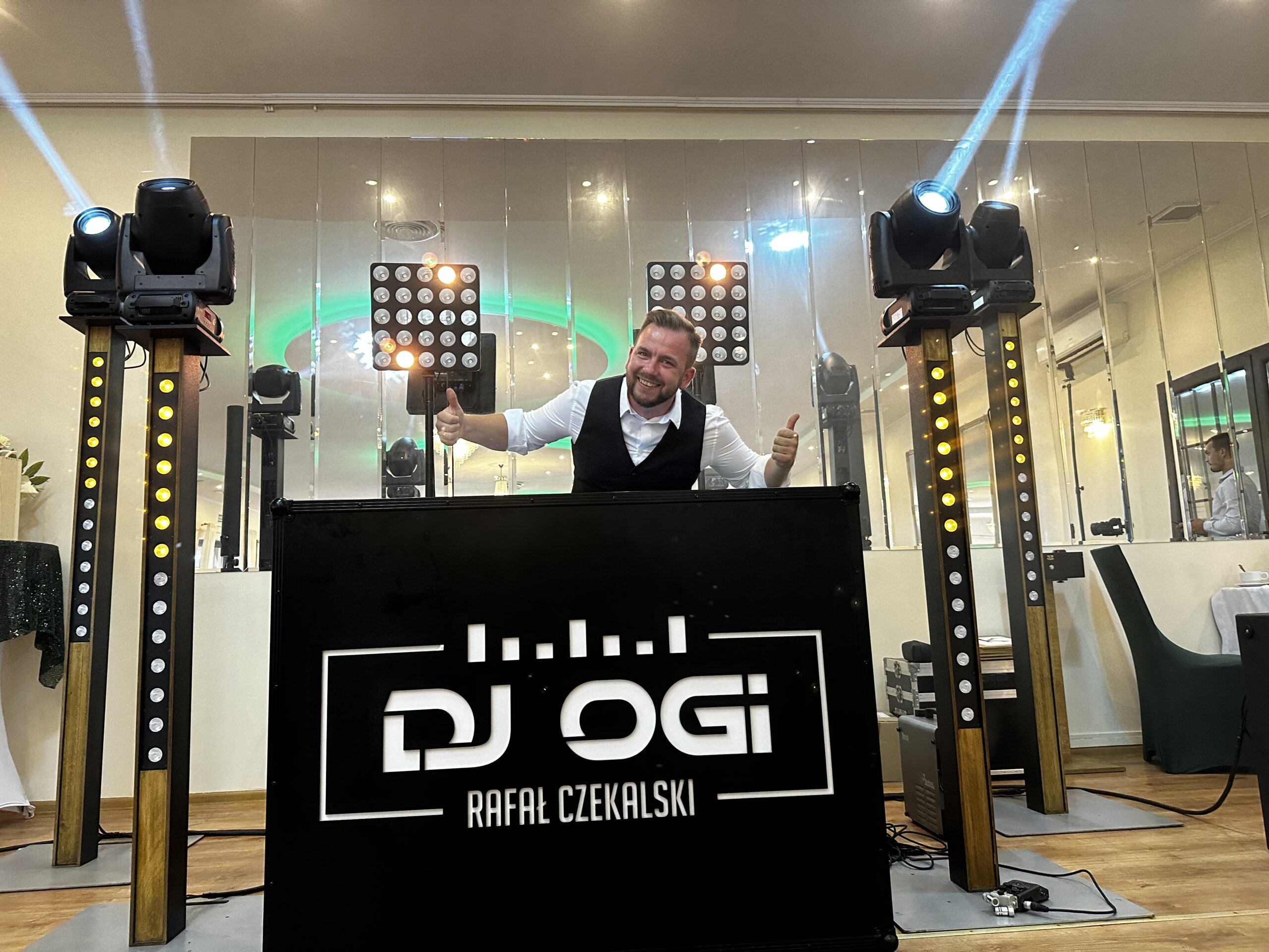 dj-ogi-stanowisko-elegancka-sala-kciuki-ok.jpg Stanowisko DJ-skie z brandowanym frontem w eleganckiej sali bankietowej