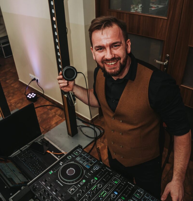 dj-ogi-usmiech-przy-konsoli-denon-prime.jpg Uśmiech zza konsoli Denon Prime 4 ze słuchawkami w dłoni