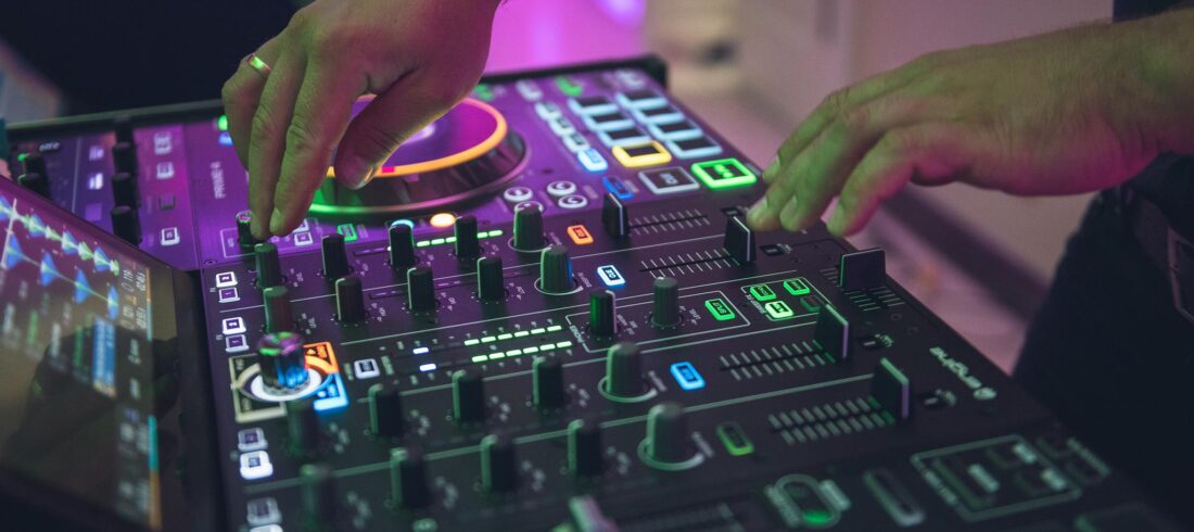 Dj za konsolą