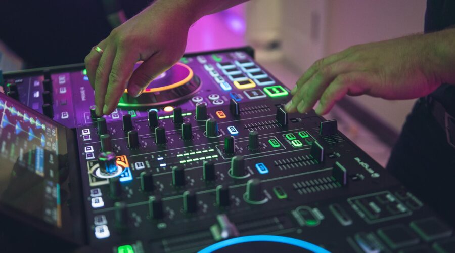 Dj za konsolą